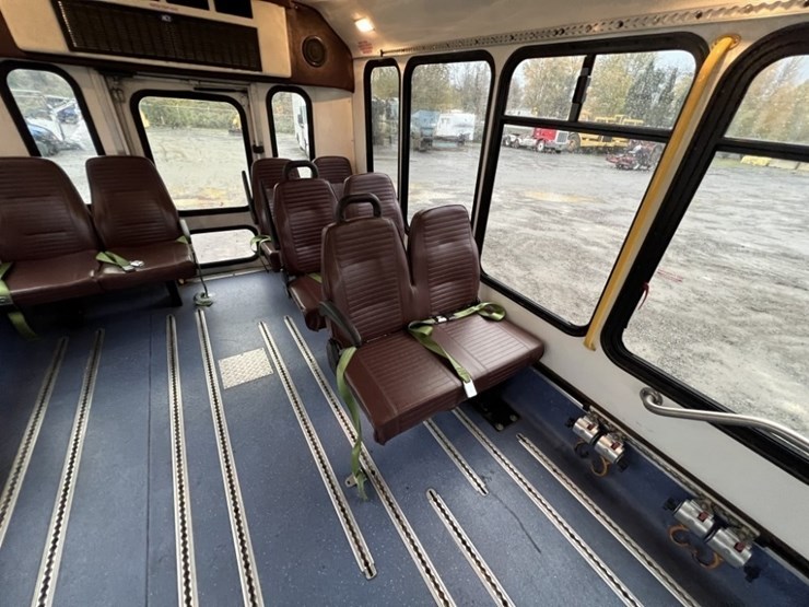 2015-chevrolet-express-paratransit-bus-image-27