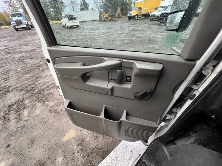 2015-chevrolet-express-paratransit-bus-image-30