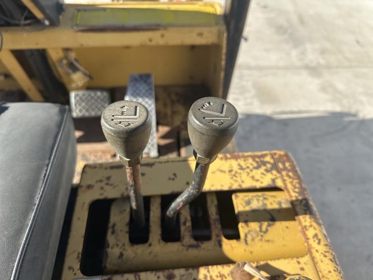 caterpillar-t80d-image-24