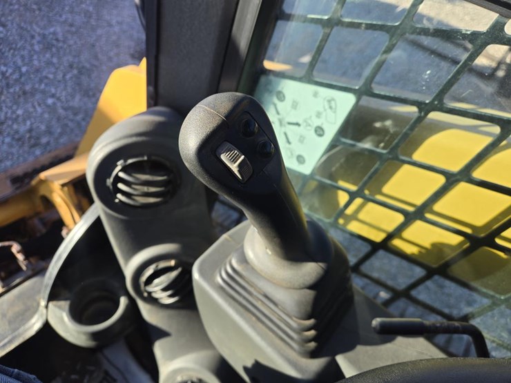 2020-caterpillar-259d3-image-31