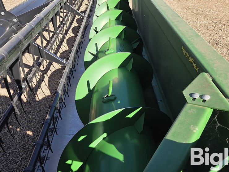 2022-john-deere-635f-image-12