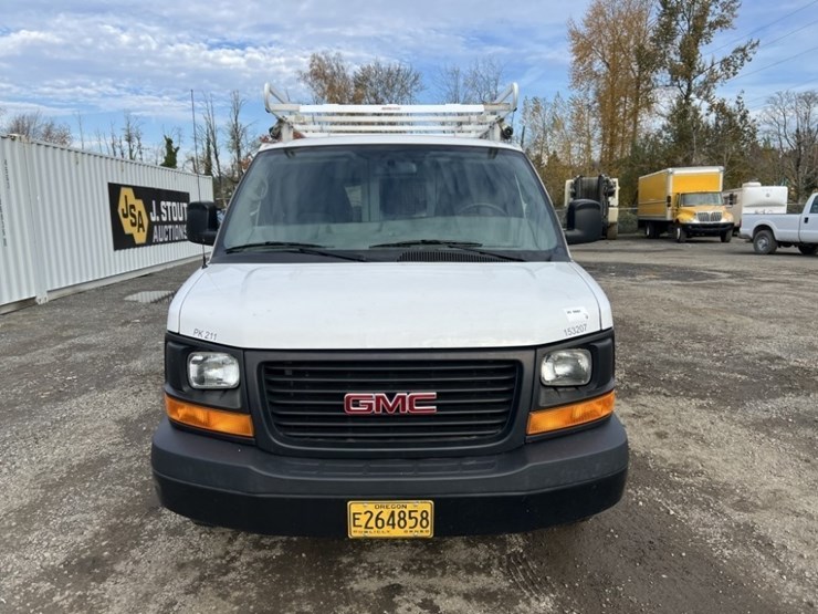 2015-gmc-savana-cargo-van-image-8