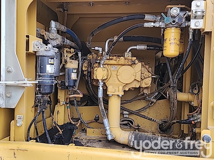 2016-caterpillar-320fl-image-10