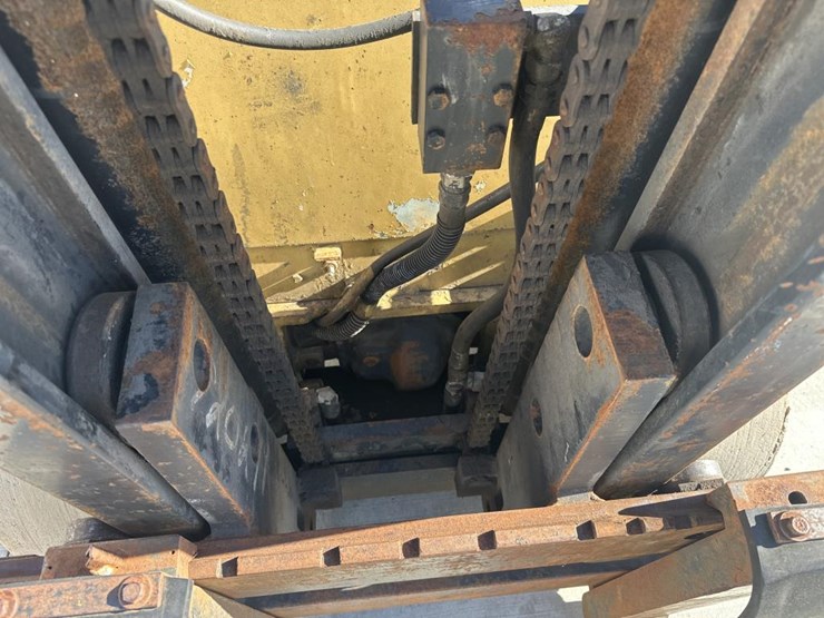 caterpillar-t80d-image-17