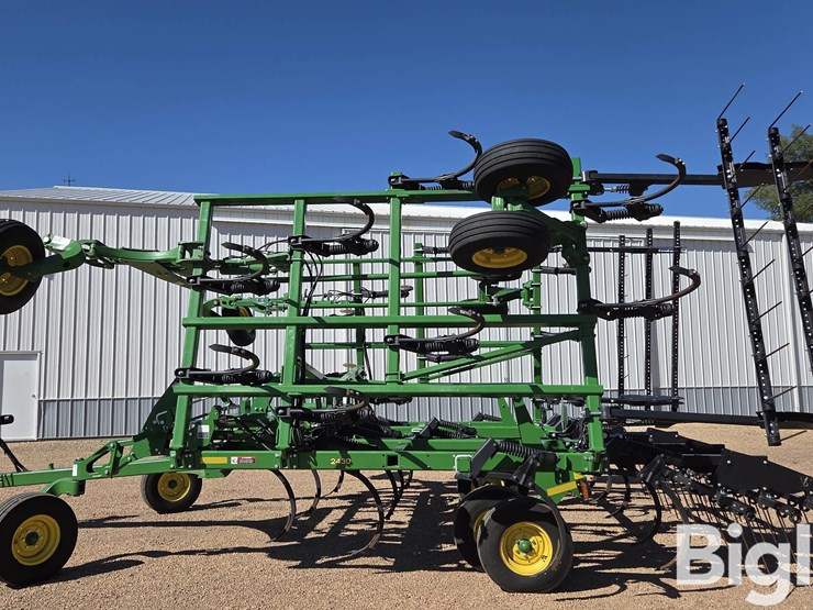 2022-john-deere-2430-image-8