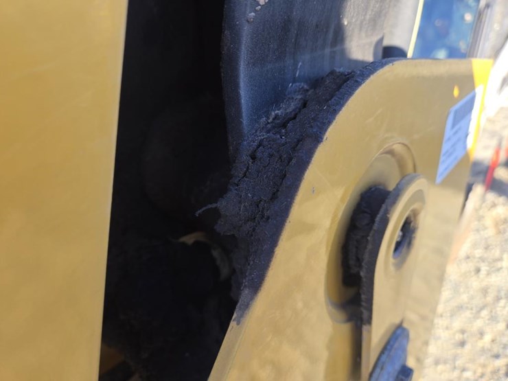 2020-caterpillar-259d3-image-23