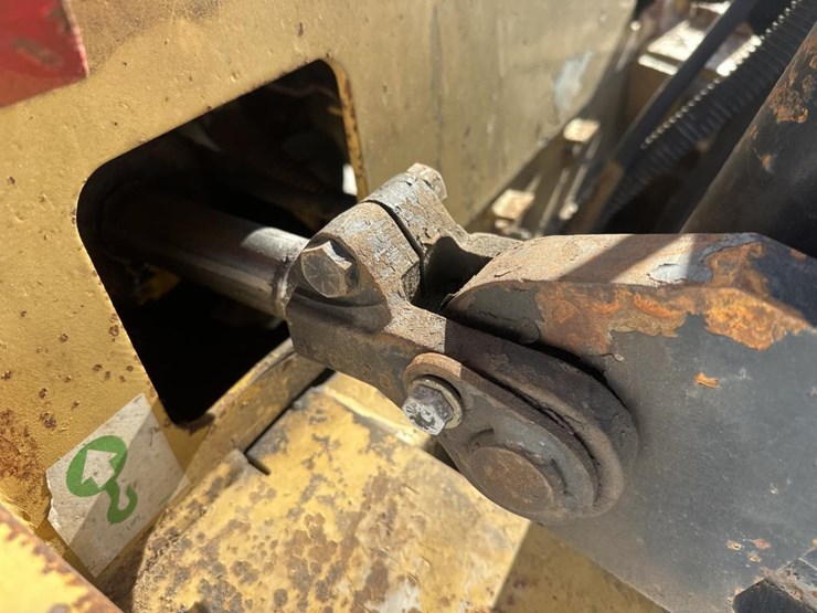 caterpillar-t80d-image-21