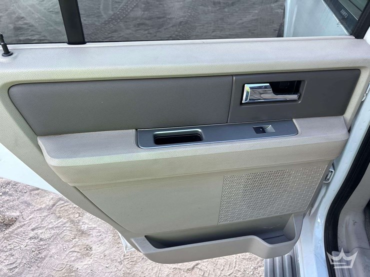 2012-ford-expedition-image-18