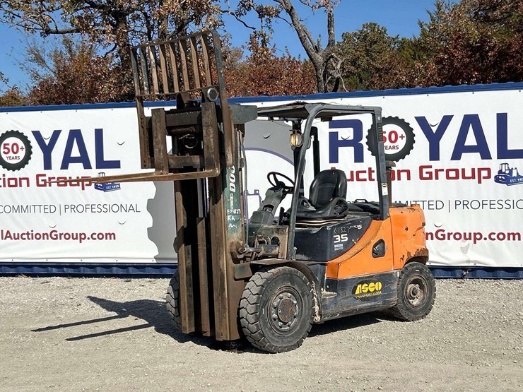 doosan-d35s-5-6,900lb-diesel-forklift-image-1