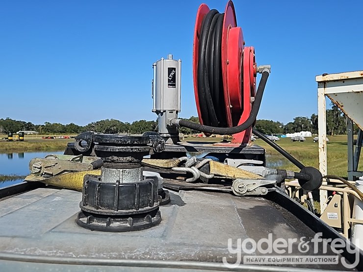 roth-tank-oil-tank-c/w-hose-reel-balcrank-oil-pump-image-7