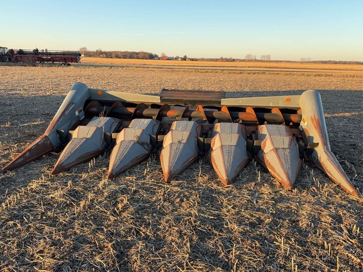 allis-chalmers-630a-corn-head-image-1