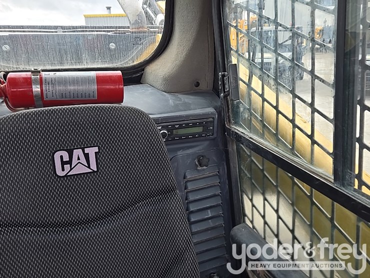 2021-caterpillar-299d3-image-44