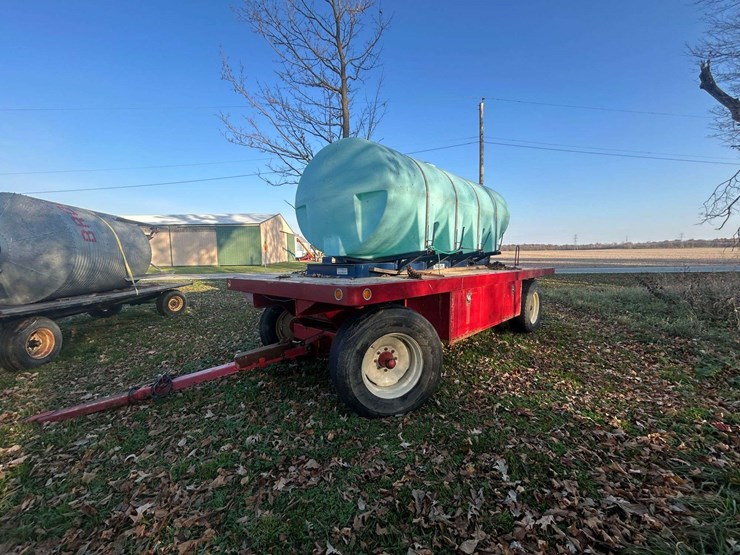 unverferth-flatbed-wagon-with-2,000-gal-poly-tank-image-1