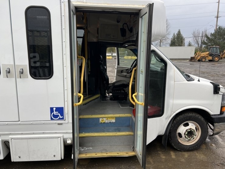 2015-chevrolet-express-paratransit-bus-image-23
