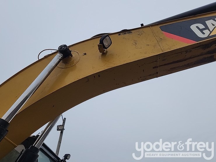 2016-caterpillar-320fl-image-22