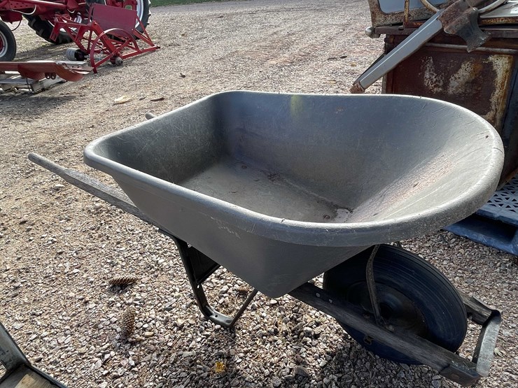 #3105-•-true-temper-wheelbarrow-image-1