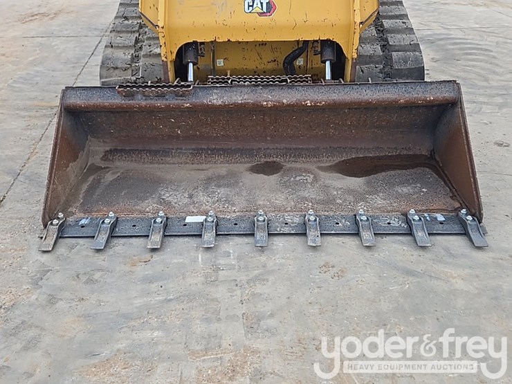 2021-caterpillar-299d3-image-37