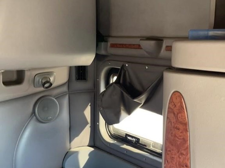 2012-peterbilt-587-image-23