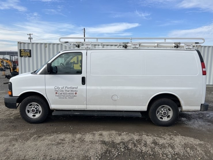 2015-gmc-savana-cargo-van-image-7