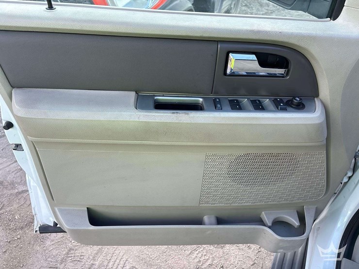 2012-ford-expedition-image-13