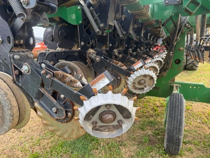 great-plains-yp825r-twin-row-planter-image-13