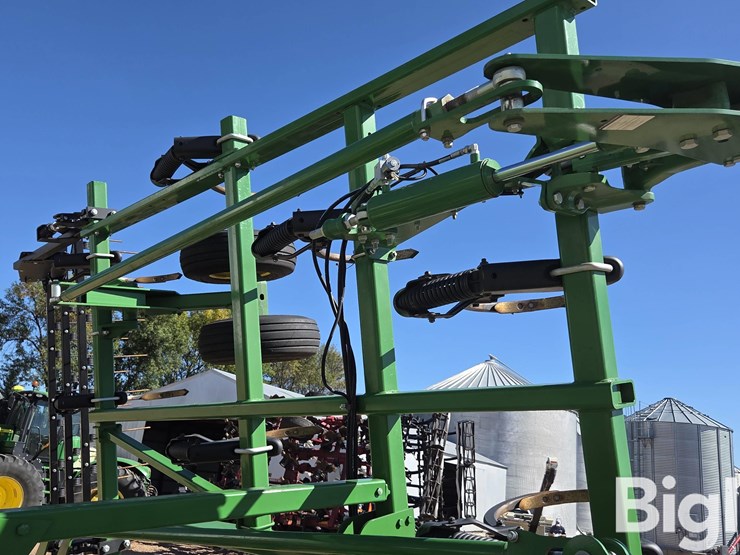 2022-john-deere-2430-image-16