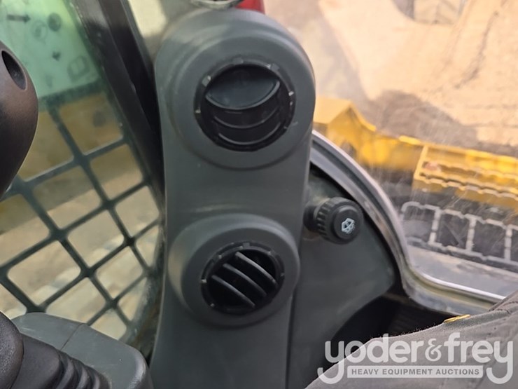 2022-caterpillar-299d3-image-51