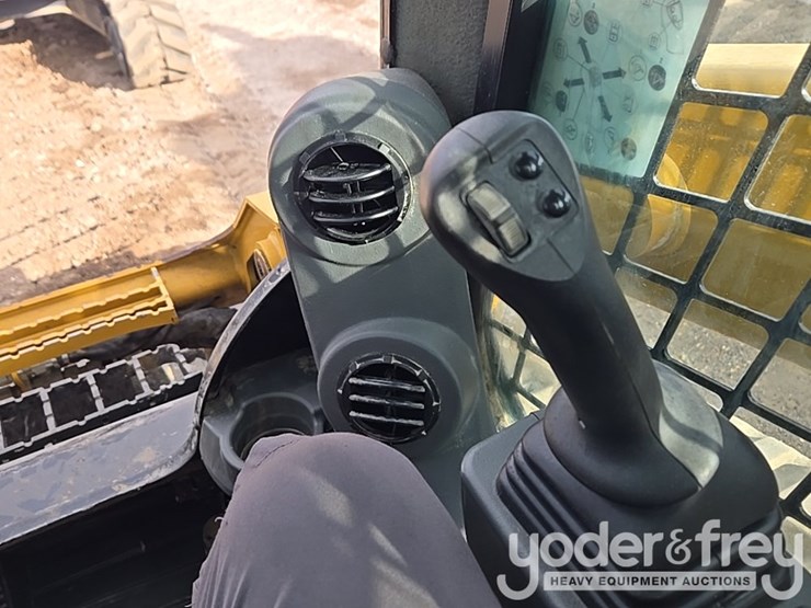 2022-caterpillar-299d3-image-50