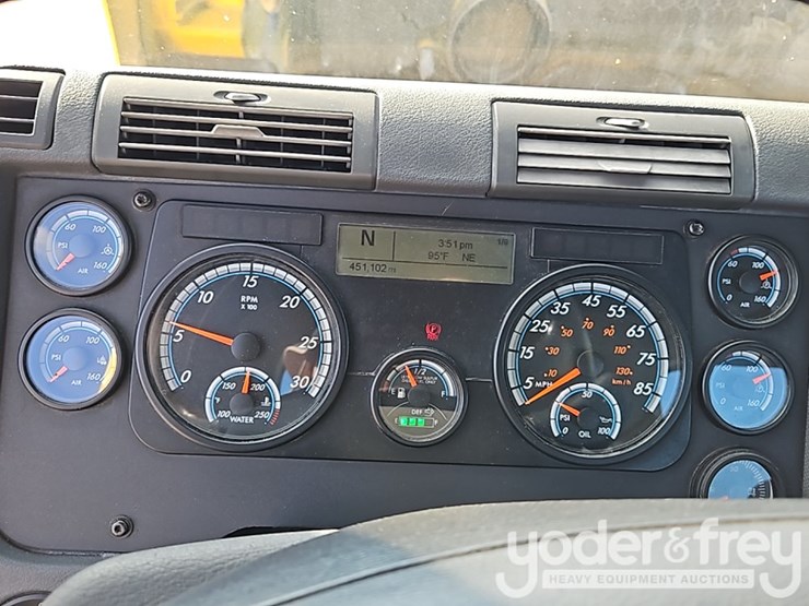 2019-freightliner-cascadia-image-40