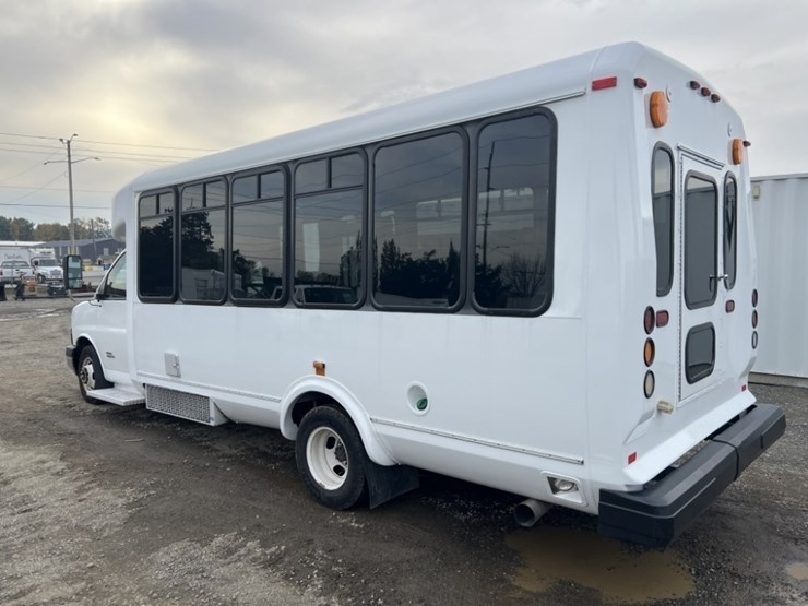 2015-chevrolet-express-paratransit-bus-image-6