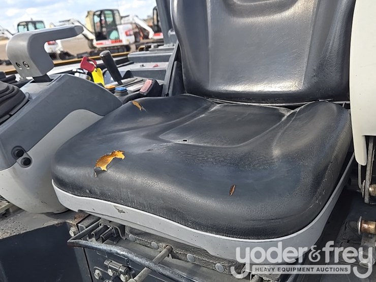 2019-deere-26g-image-51