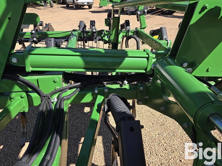 2022-john-deere-2430-image-11