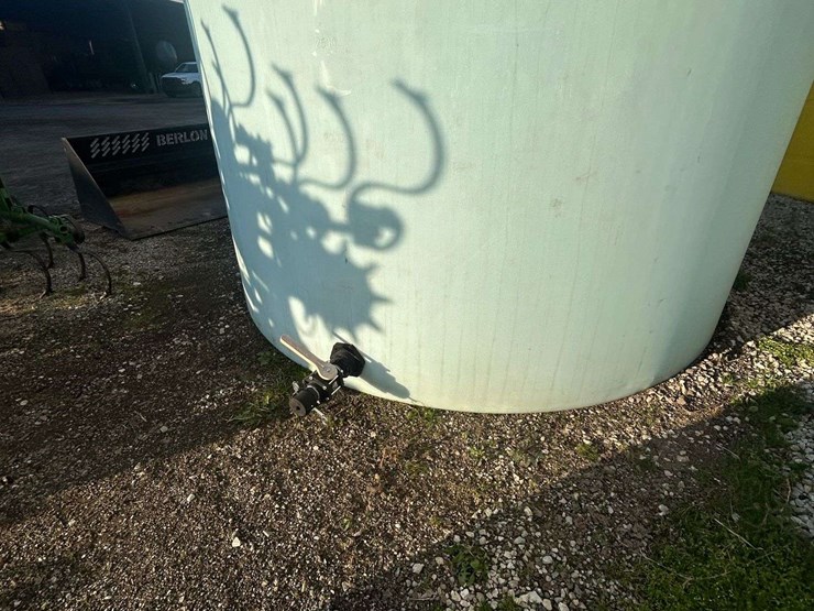 5,000-gal-poly-tank-image-2