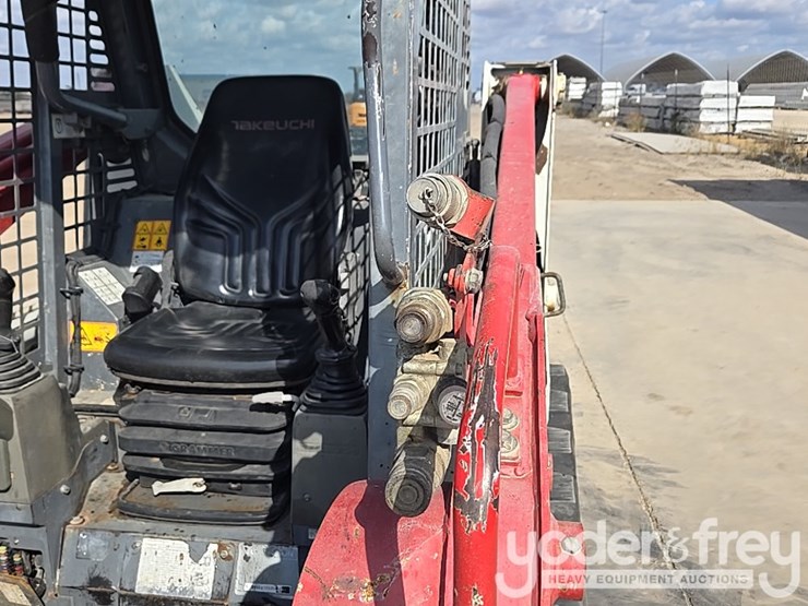 2019-takeuchi-tl8-image-13