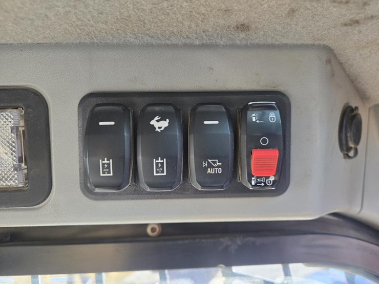 2020-caterpillar-259d3-image-34