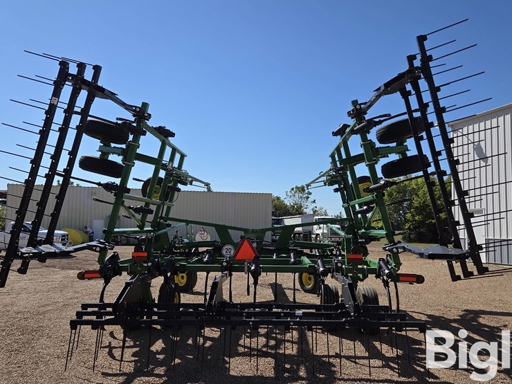 2022-john-deere-2430-image-6