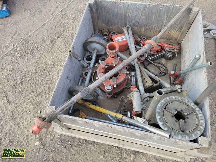 crate-with-power-dive-pipe-threading-machine-with-parts-image-2