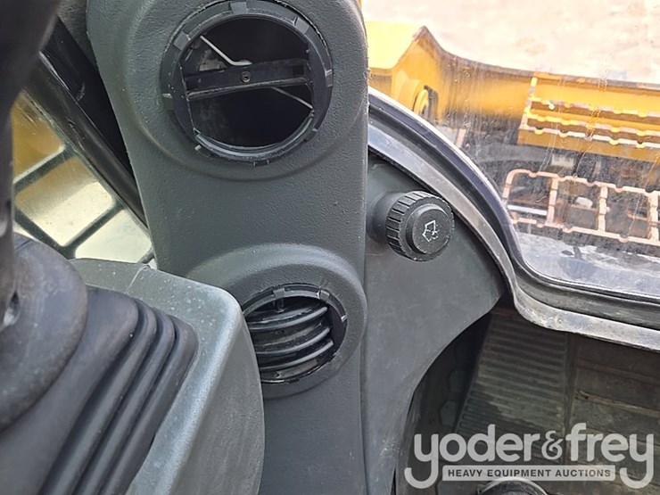 2021-caterpillar-299d3-image-48