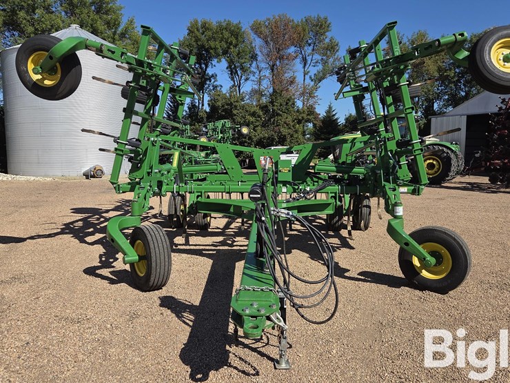 2022-john-deere-2430-image-2