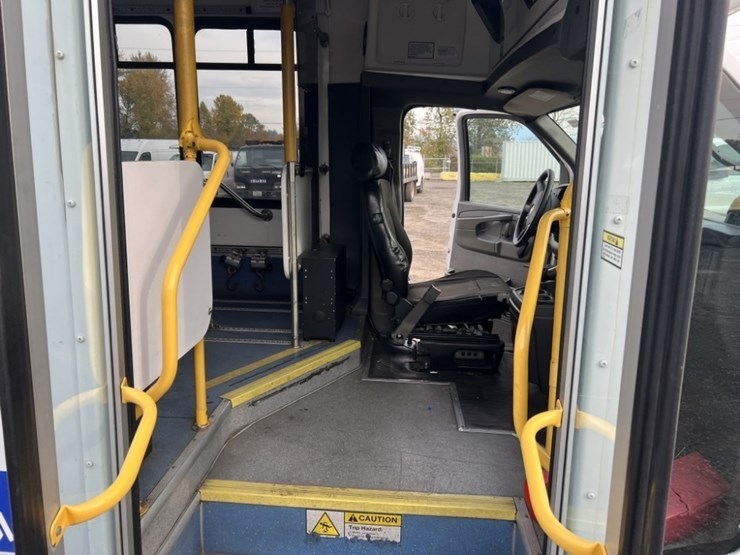 2015-chevrolet-express-paratransit-bus-image-19