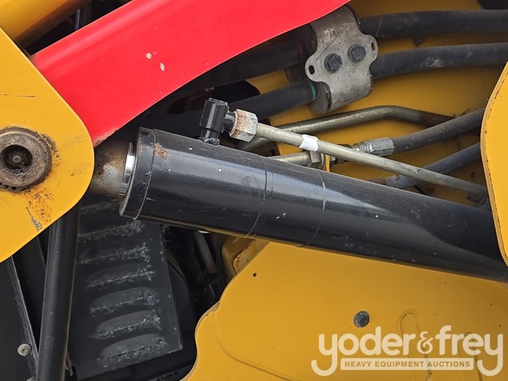 2021-caterpillar-299d3-image-10