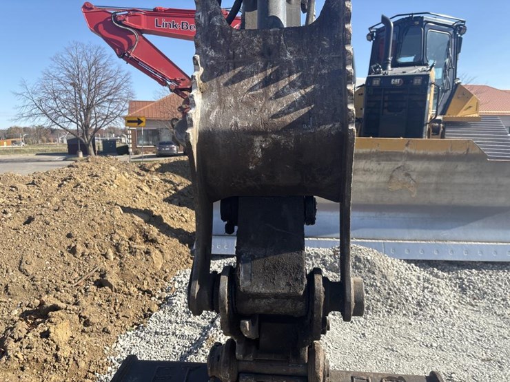 2013-deere-85d-image-38