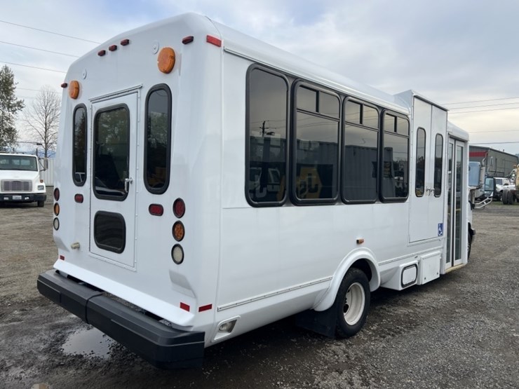 2015-chevrolet-express-paratransit-bus-image-4