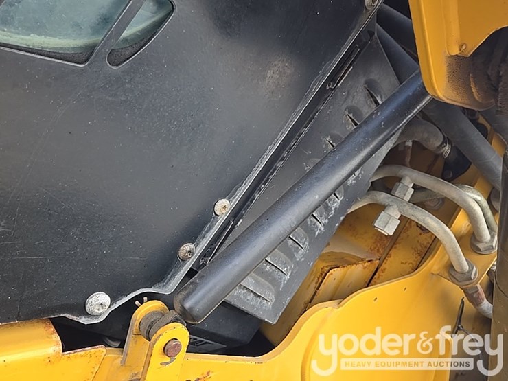 2021-caterpillar-299d3-image-11