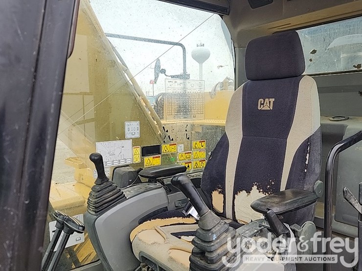 2016-caterpillar-320fl-image-32