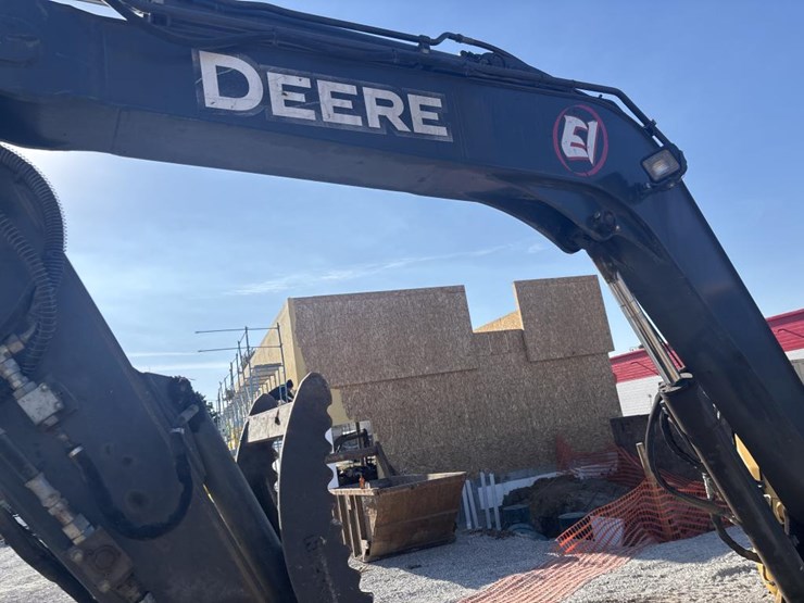 2013-deere-85d-image-33