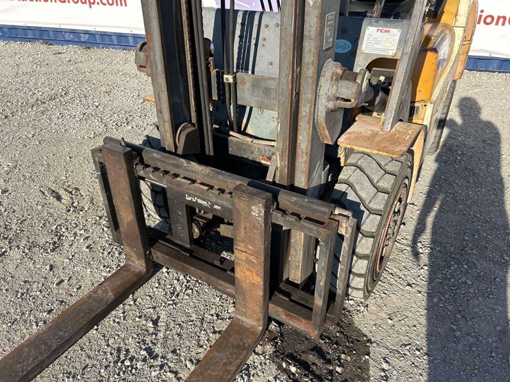 tcm-fd30t6t-5,600lb-forklift-image-17