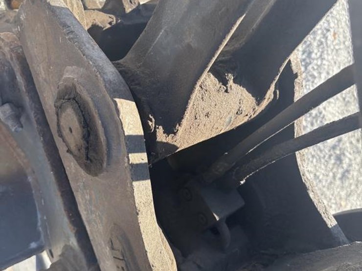 2013-deere-85d-image-40