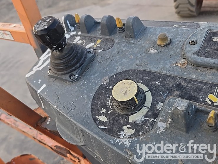 2015-jlg-600aj-image-35