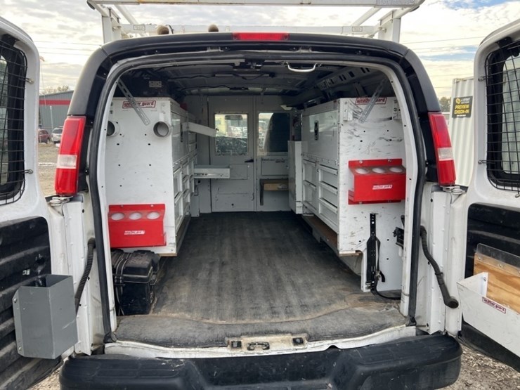 2015-gmc-savana-cargo-van-image-16